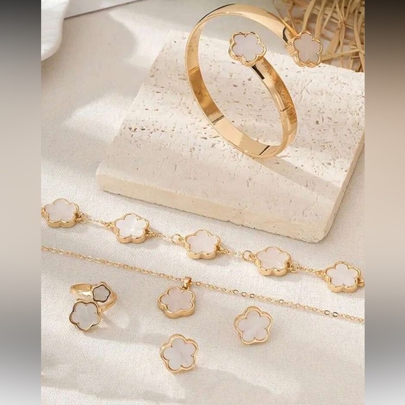 Elegant Gold and White Flower Jewelry Set - Picture 2 of 5